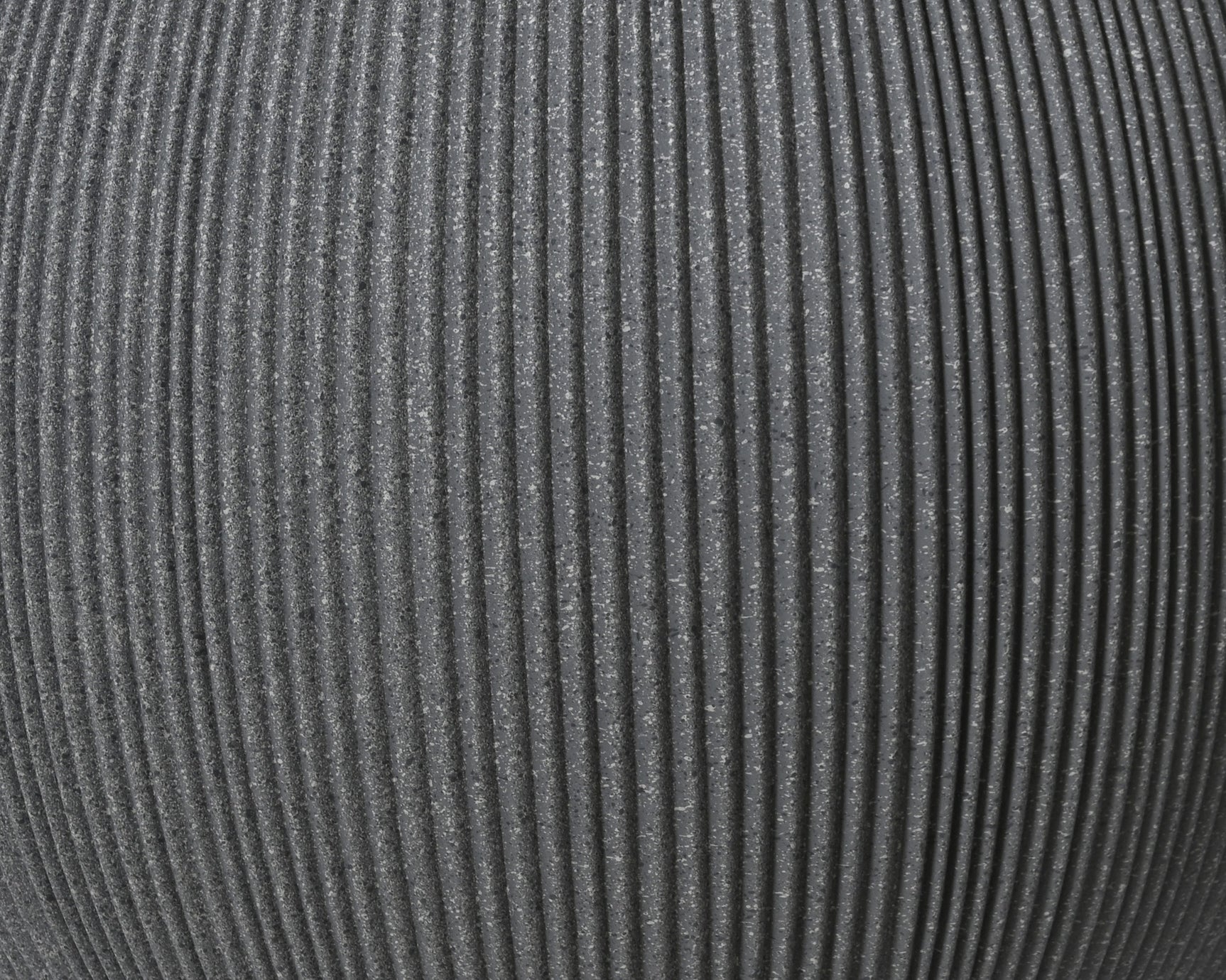 Close-up van grijze kunststof pot met fijne verticale ribbels en korrelige textuur