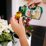 Pokon BIO bloeiende plantenvoeding 500 ml fles in hand, klaar om te gieten