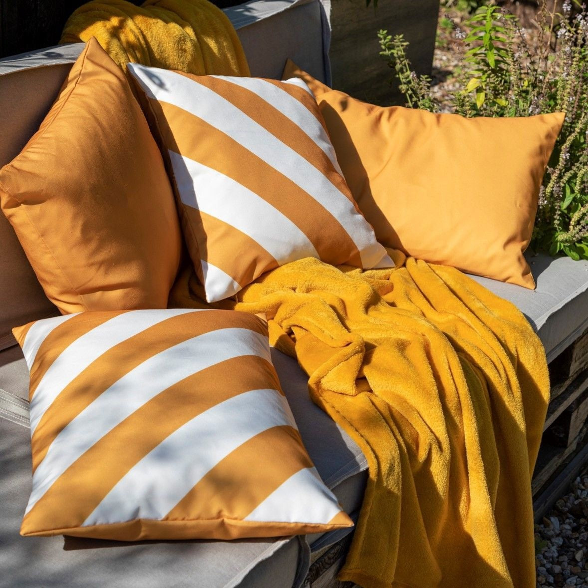 Dutch Decor - Sierkussen  Sanzeno outdoor Golden Glow 45x45 cm