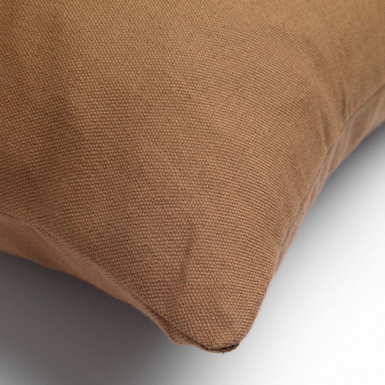 Sierkussen James 45x45 cm in tobacco bruin, zichtbare stiksels aan de hoek