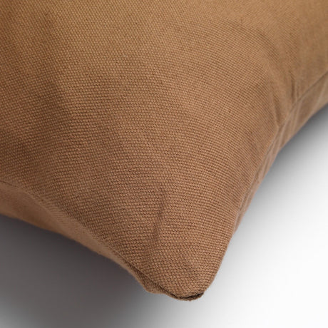 Sierkussen James 45x45 cm in tobacco bruin, zichtbare stiksels aan de hoek