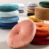 Rond sierkussen Olly in zalmroze met rond knoopdetail