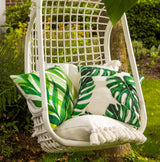 Sierkussen met groene bladprint en witte ondergrond