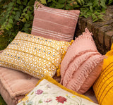 Roze sierkussen met wit ruit- en streeppatroon