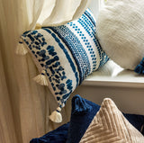 Sierkussen Cubaan met blauwe en witte prints en witte kwastjes.