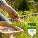 Zak met Pokon-logo en groen label bij het strooien van kalkkorrels