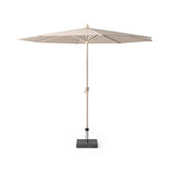 Zandkleurige parasol met ronde doek, open ribben en vaste voet
