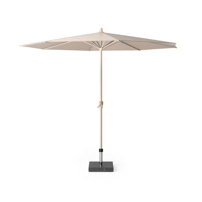 Zandkleurige parasol met ronde doek, open ribben en vaste voet