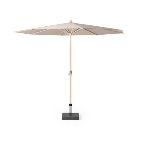 Zandkleurige parasol met ronde doek, open ribben en vaste voet