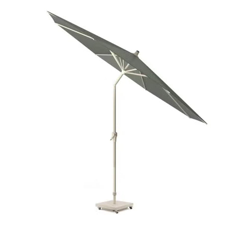 Zijaanzicht tuinparasol met grijze kap en metalen mast, ronde standvoet