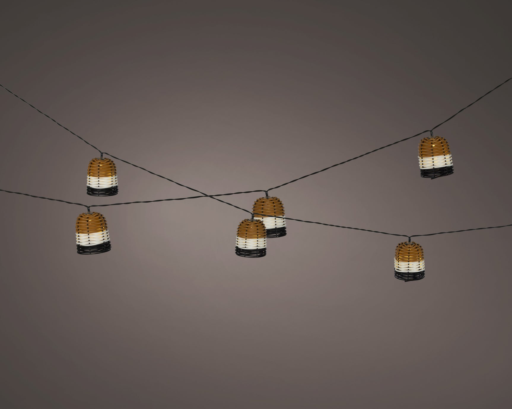 Solar partylightsnoer met rieten wicker lantaarns op een draad, warmwit licht