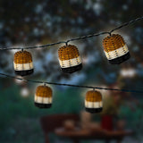 Solar partylightsnoer met gevlochten rieten lantaarns; warmwit licht door openingen