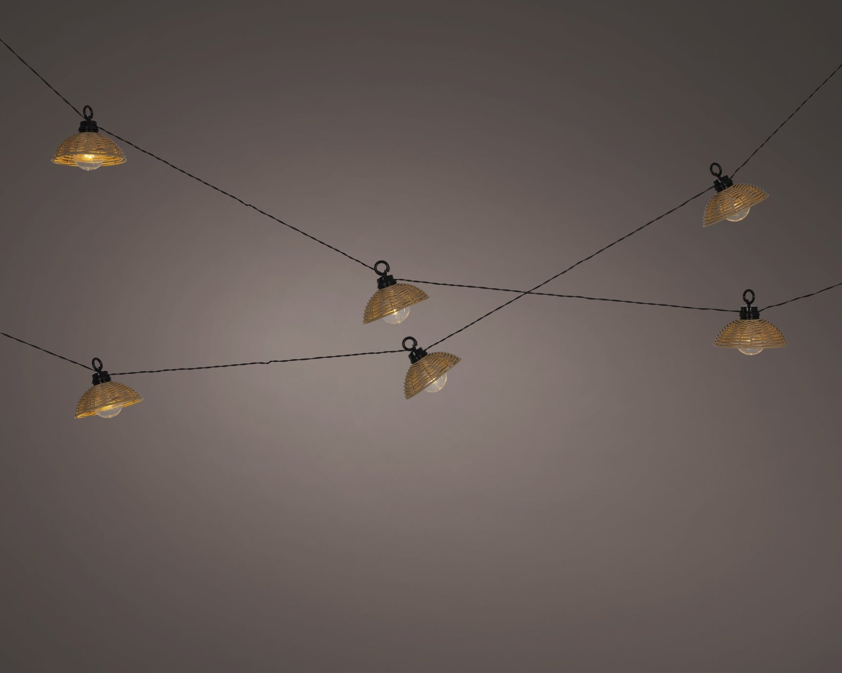 Solar partylight slinger met meerdere vlechtwerk lampenkappen aan zwarte kabel