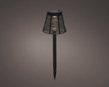Zwarte zonne-tuinlamp met rieten kap en warme gloed, grondpin