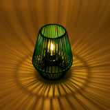 Groene rieten solar lantaarn met warm licht binnenin en donkere rand.