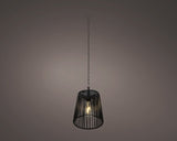 Zwarte hanglamp met rieten kap, metalen ketting en lichtbron in de kooi