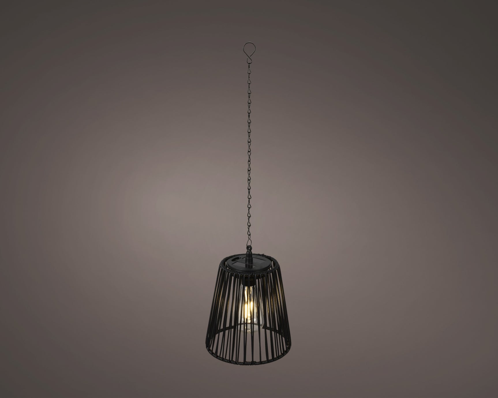 Zwarte hanglamp met rieten kap, metalen ketting en lichtbron in de kooi
