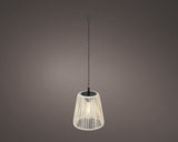 Rieten hanglamp met metalen ketting en zwarte fitting, lichtgekleurde kap.