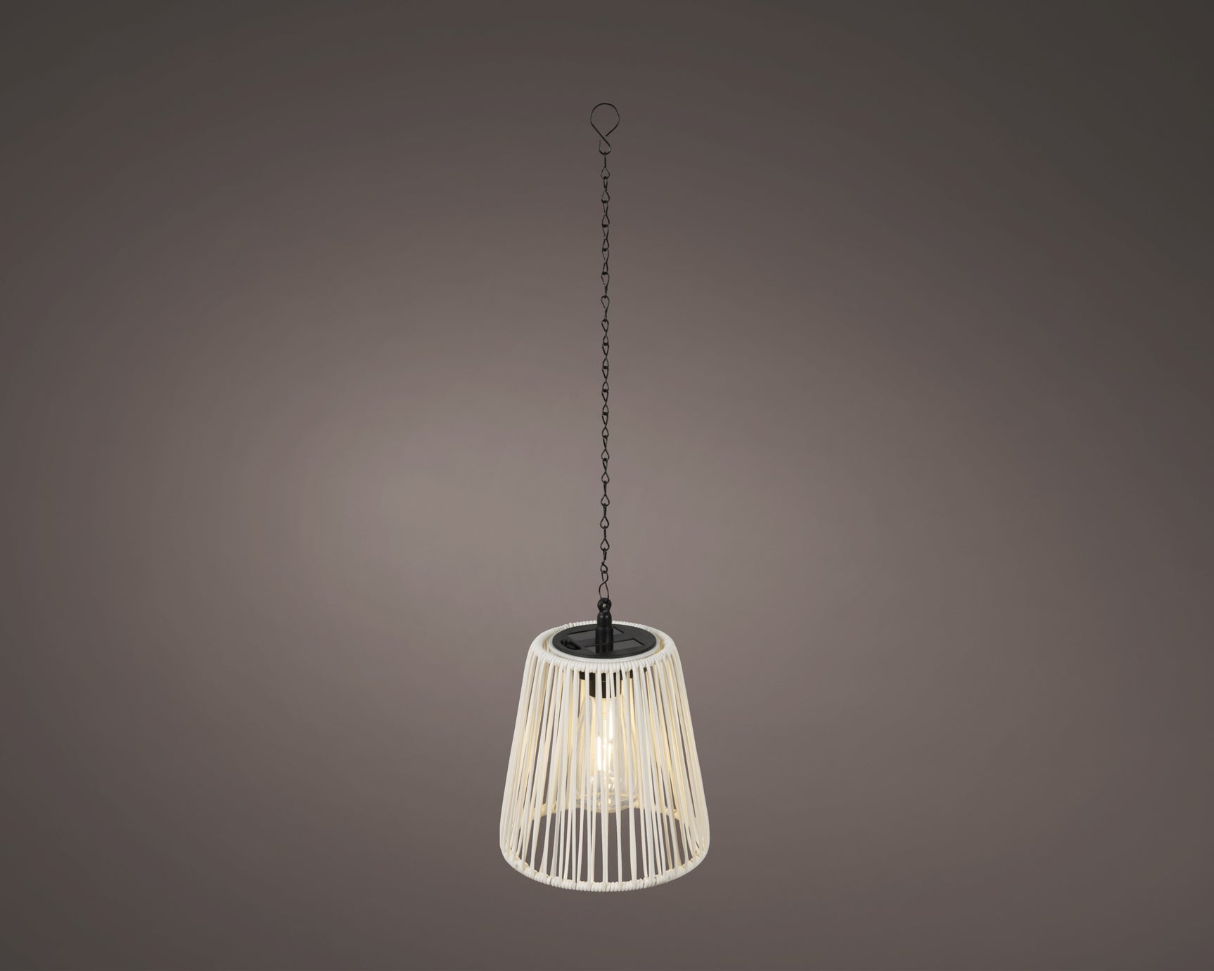 Rieten hanglamp met metalen ketting en zwarte fitting, lichtgekleurde kap.