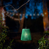 Groene rieten hanglamp met koepelkap en hangketting, lichtpunt in kap