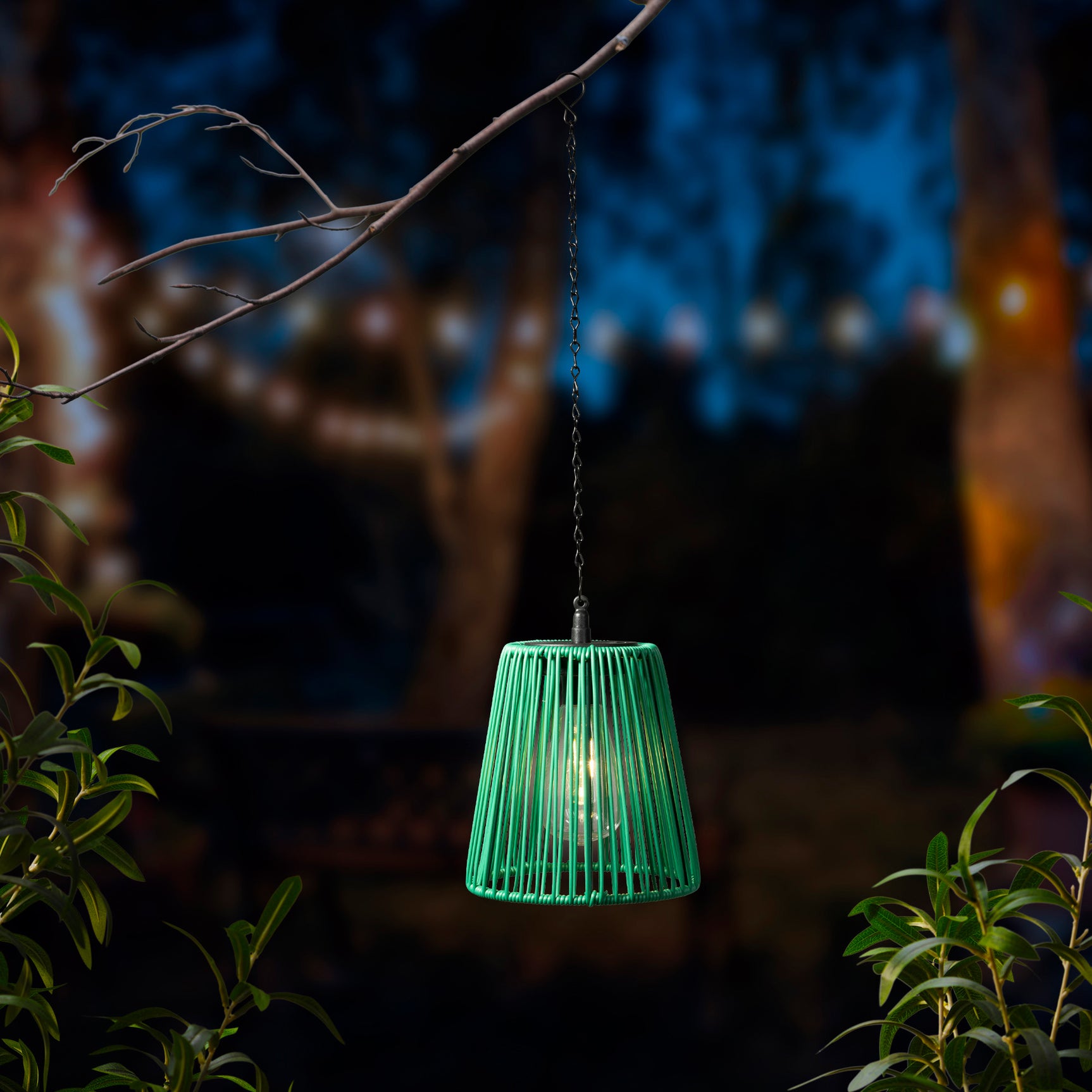 Groene rieten hanglamp met koepelkap en hangketting, lichtpunt in kap