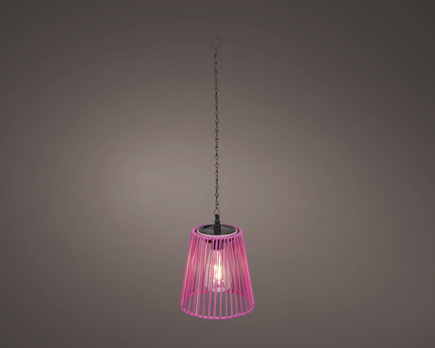 Roze hanglamp met gevlochten rieten kap, ketting en warme gloed