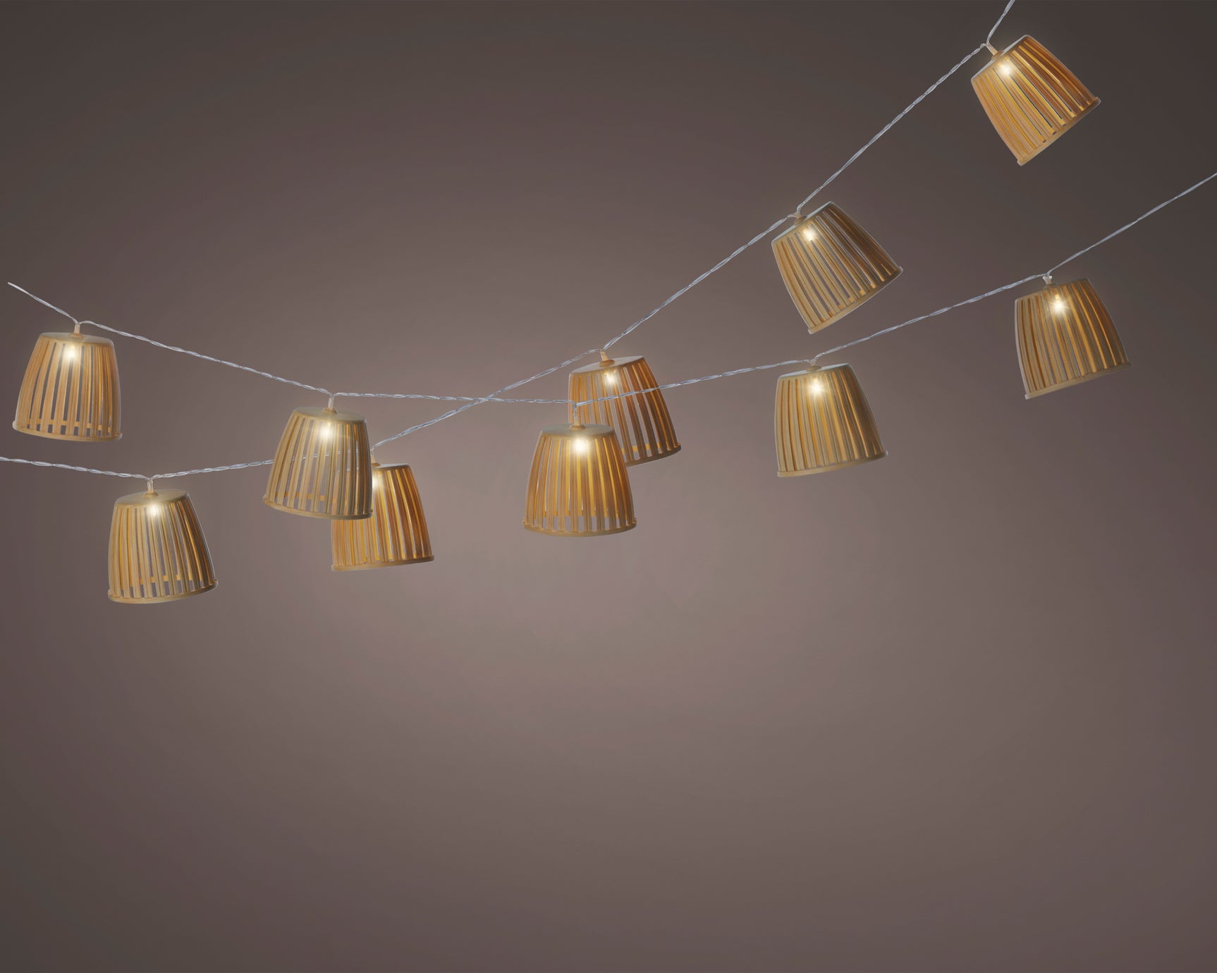 Zonne-snoerverlichting van kunststof met kegelkapjes en meerdere lampjes met warm licht