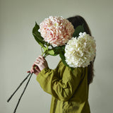 Kunstmatige hortensia-stam met twee lichtroze en ivoorwitte bloemen en groene bladeren
