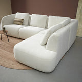Witte bank met chaise/ottoman rechts en decoratieve kussens, massieve vorm