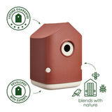 Rood vogelhuis met rond invlieggat, met kwaliteitszegels en icoontjes eromheen.