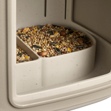Open beige vogelvoerhuisje met zichtbaar vogelvoer in de voerbak