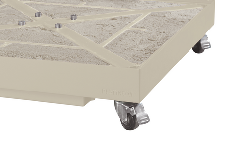 Parasolvoet hoekdetail met lichtbeige frame en metalen zwenkwielen onderaan