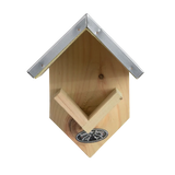 Houten vogelhuisje met puntdak, grijze metalen dakranden en ronde voeropening