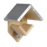 Houten vogelhuisje met grijze metalen dakplaat en open voerbak