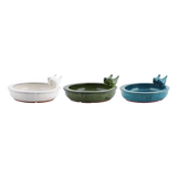 Rond vogelbad van keramiek met twee vogelbeeldjes, wit, grijs en blauw assorti.