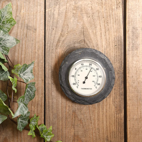 Ronde leisteen buitenthermometer met wijzerplaat en schaalverdeling in °C en °F