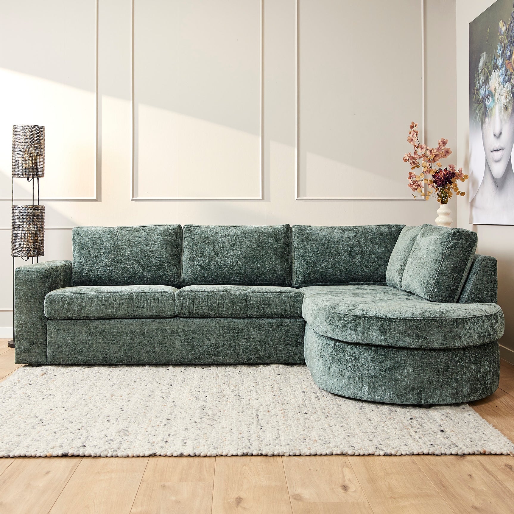 Groene hoekbank met ronde chaise en hoge rugkussens, 2,5-zits model