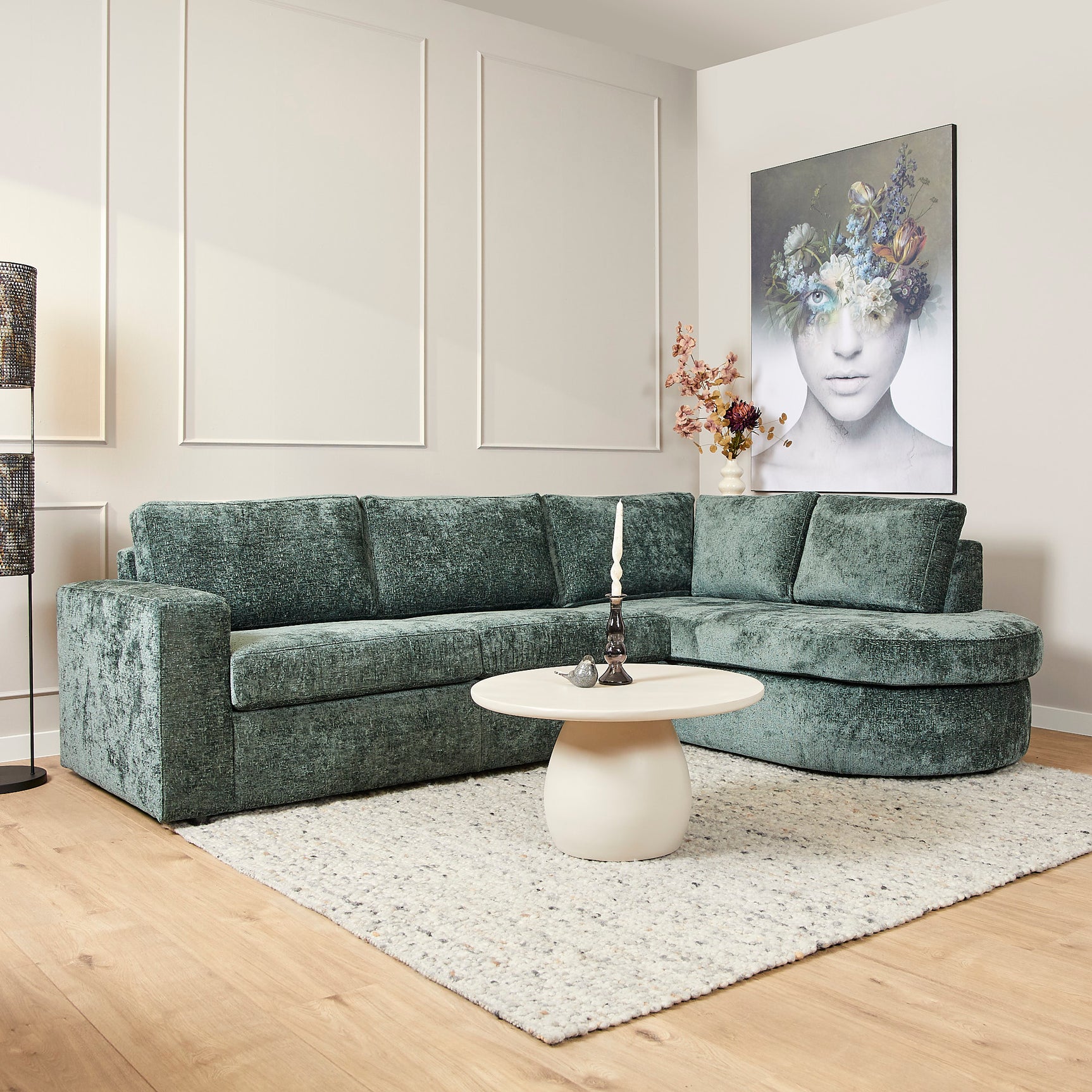 Groene hoekbank met chaise rechts en diepe zit, hoge rugkussens