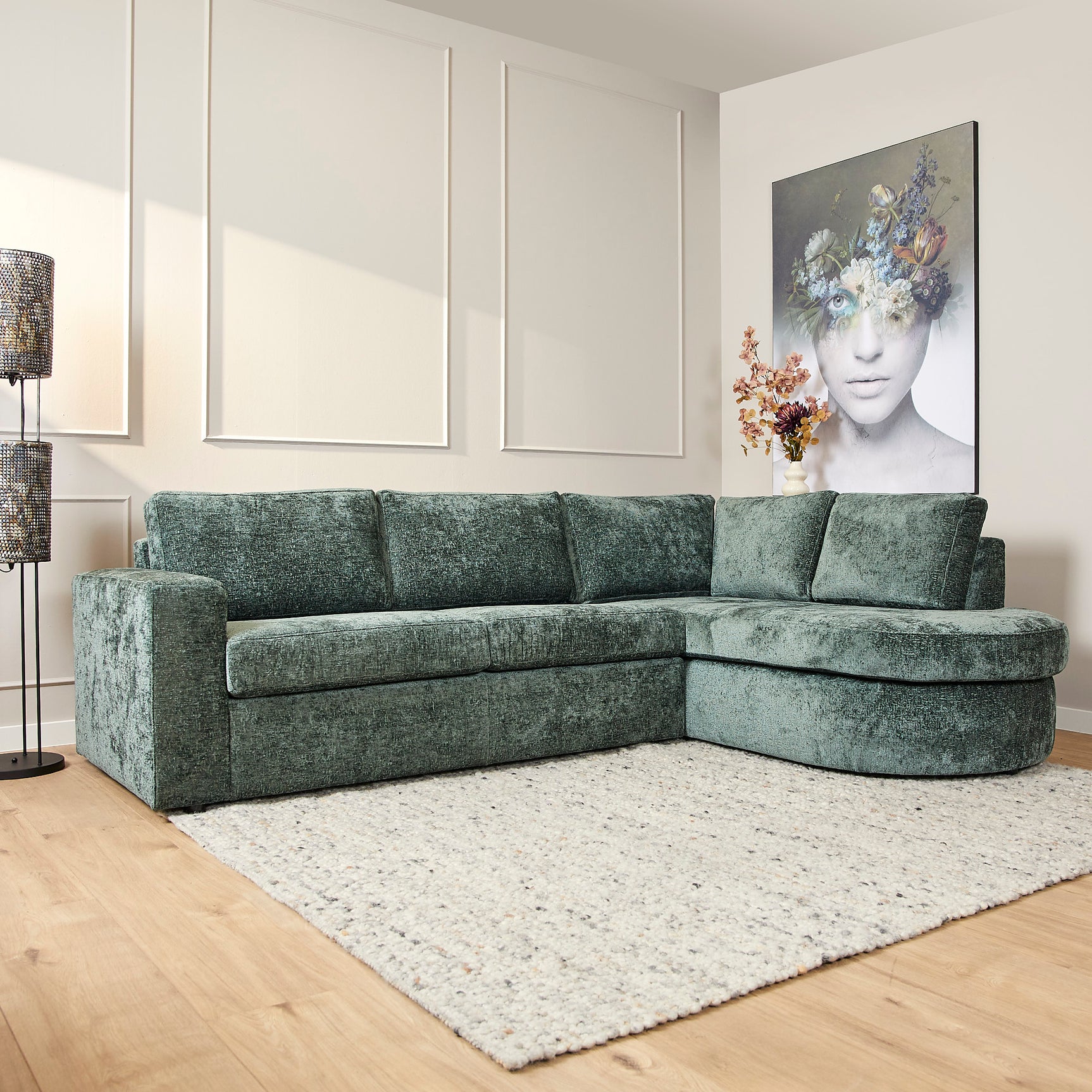 Groene 2,5-zits hoekbank met chaise rechts, brede armleuningen en rugkussens