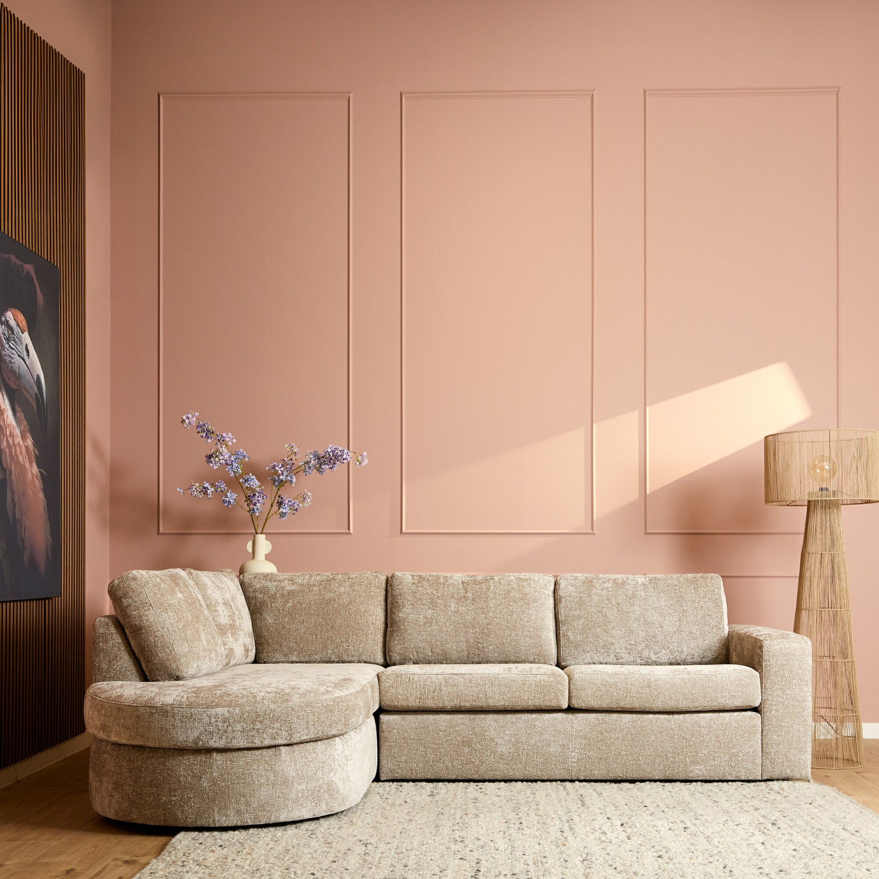 Beige divanbank met chaise links en 2,5-zits, gestoffeerde armleuningen