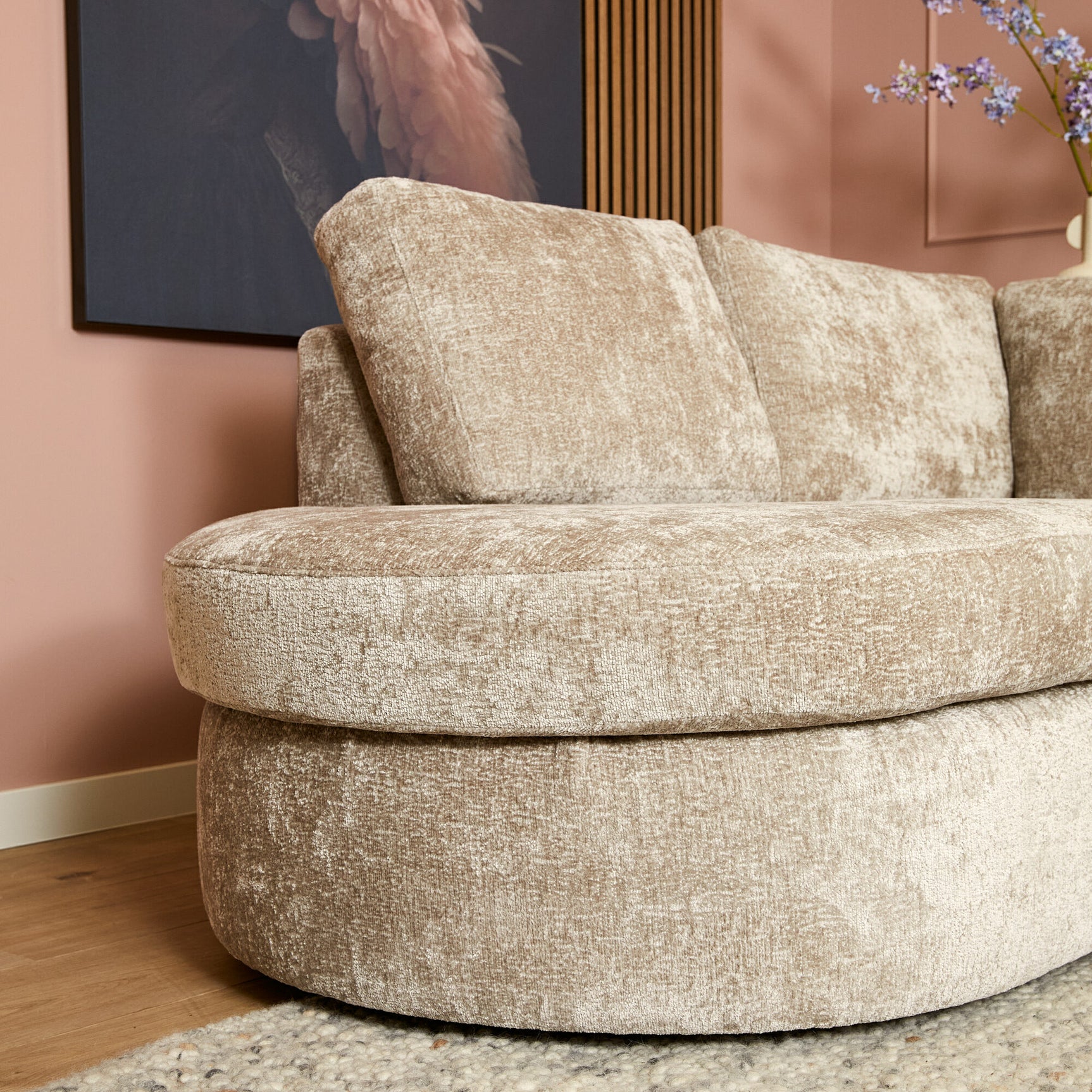 Beige divanbank armleuning en afgeronde chaise, fijngestoffeerde bekleding
