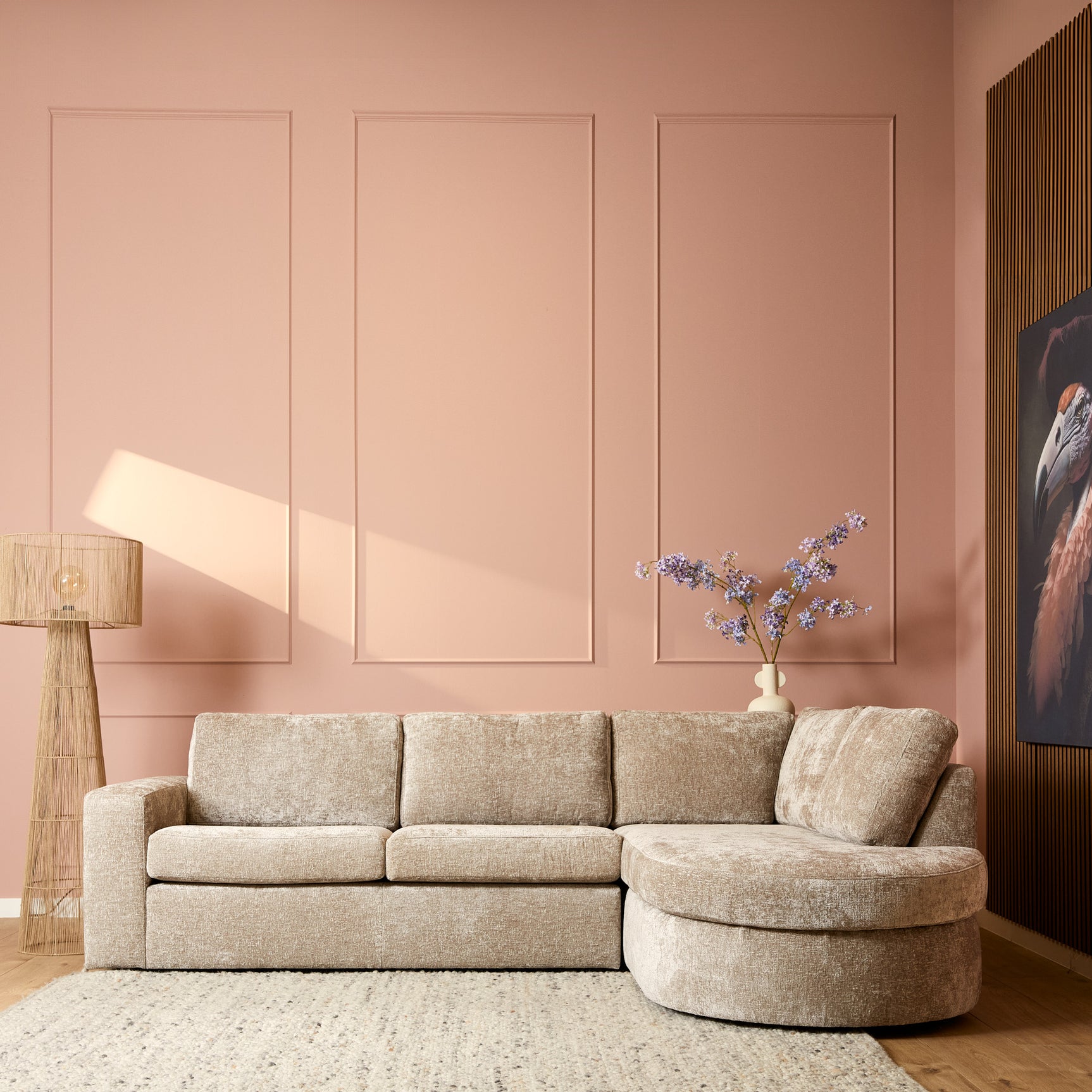 Beige bank met chaise rechts, 3 zitkussens en afgeronde armleuningen