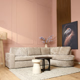 Beige bank met chaise rechts en hoge rugkussens, afgeronde zitgedeelte