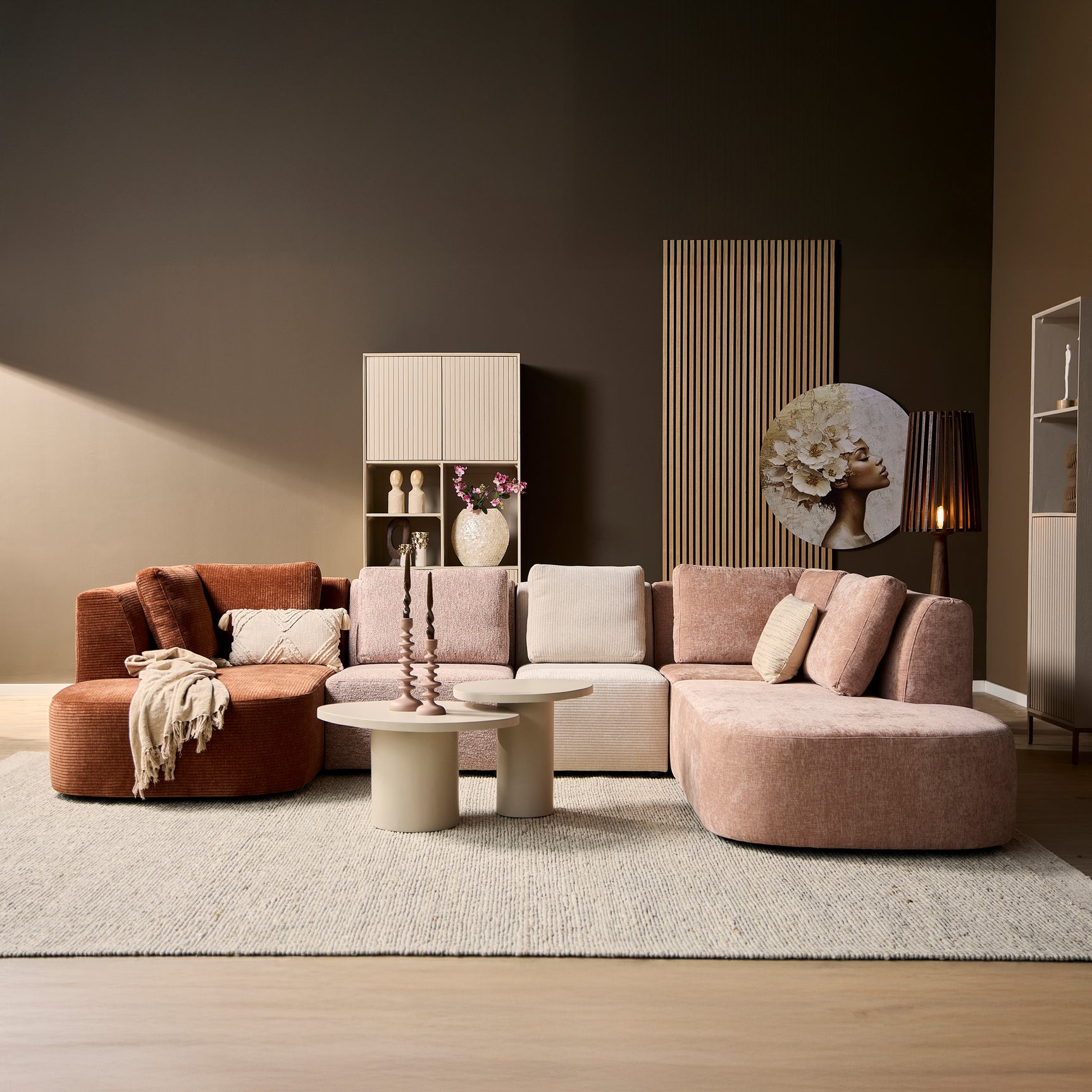 MySofa U-vormige bank met bruine en beige zitdelen en sierkussens