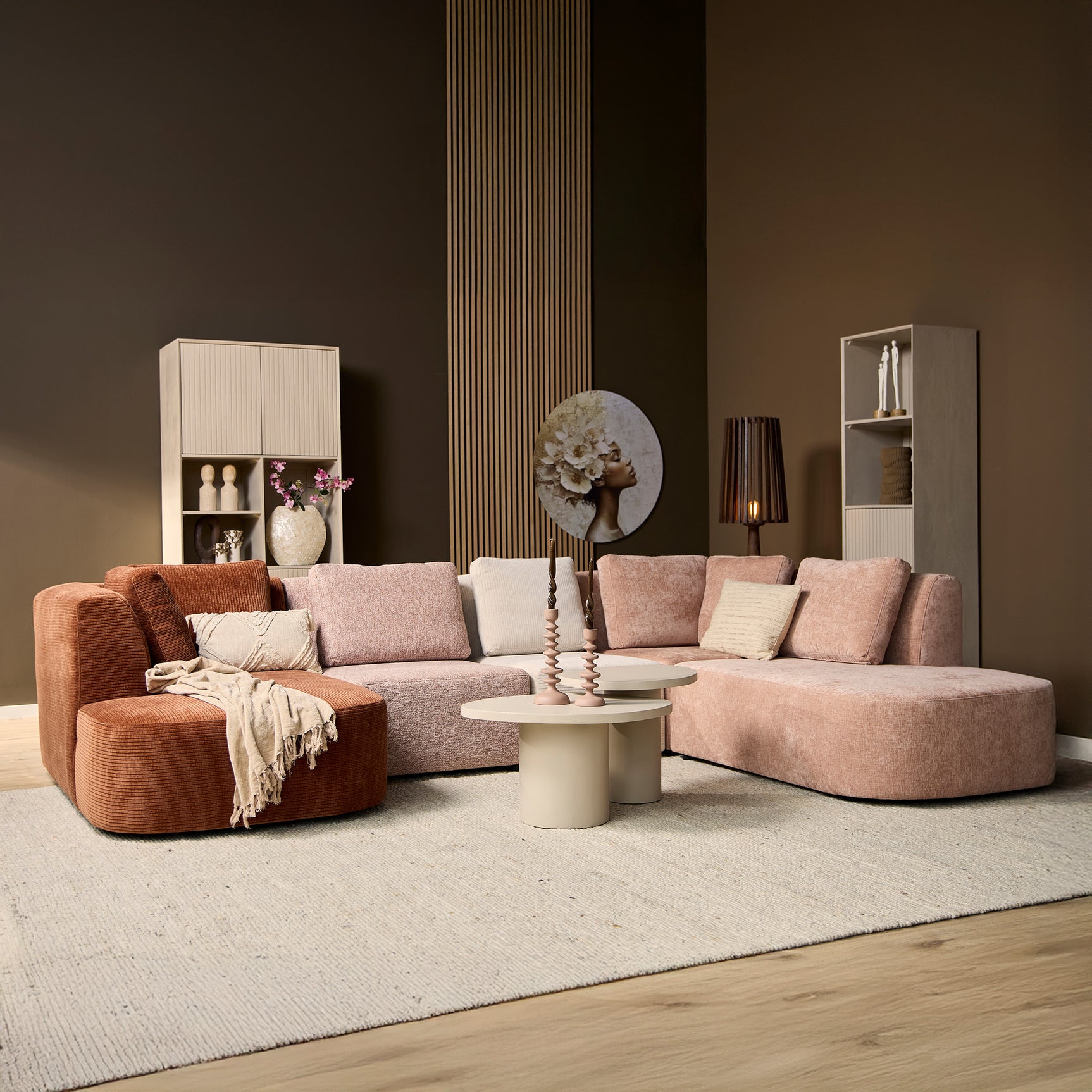 MySofa U-vormige bank met afgeronde hoeken, bruine zit en beige/lichte kussens