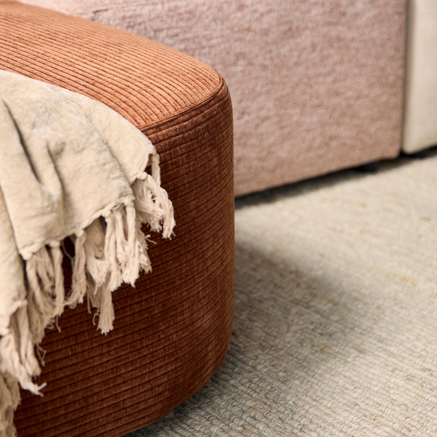 MySofa bankdeel met bruine ribtextuur, beige deken en afgeronde zijkant