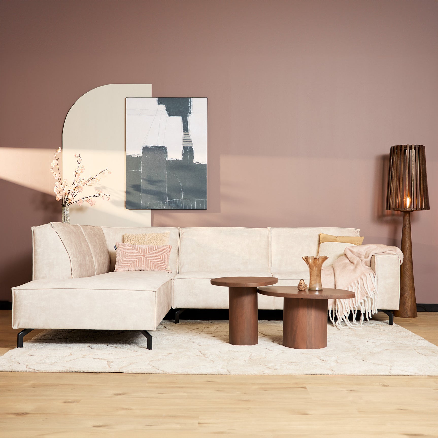 Beige fluwelen bank met chaise links en 2,5-zits, lage zit en ronde poten