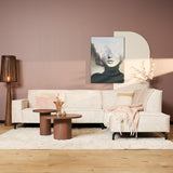 Beige fluwelen bankstel met chaise longue rechts en brede armleuningen