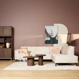 Beige fluwelen 2,5-zitsbank met chaise rechts en sierkussens