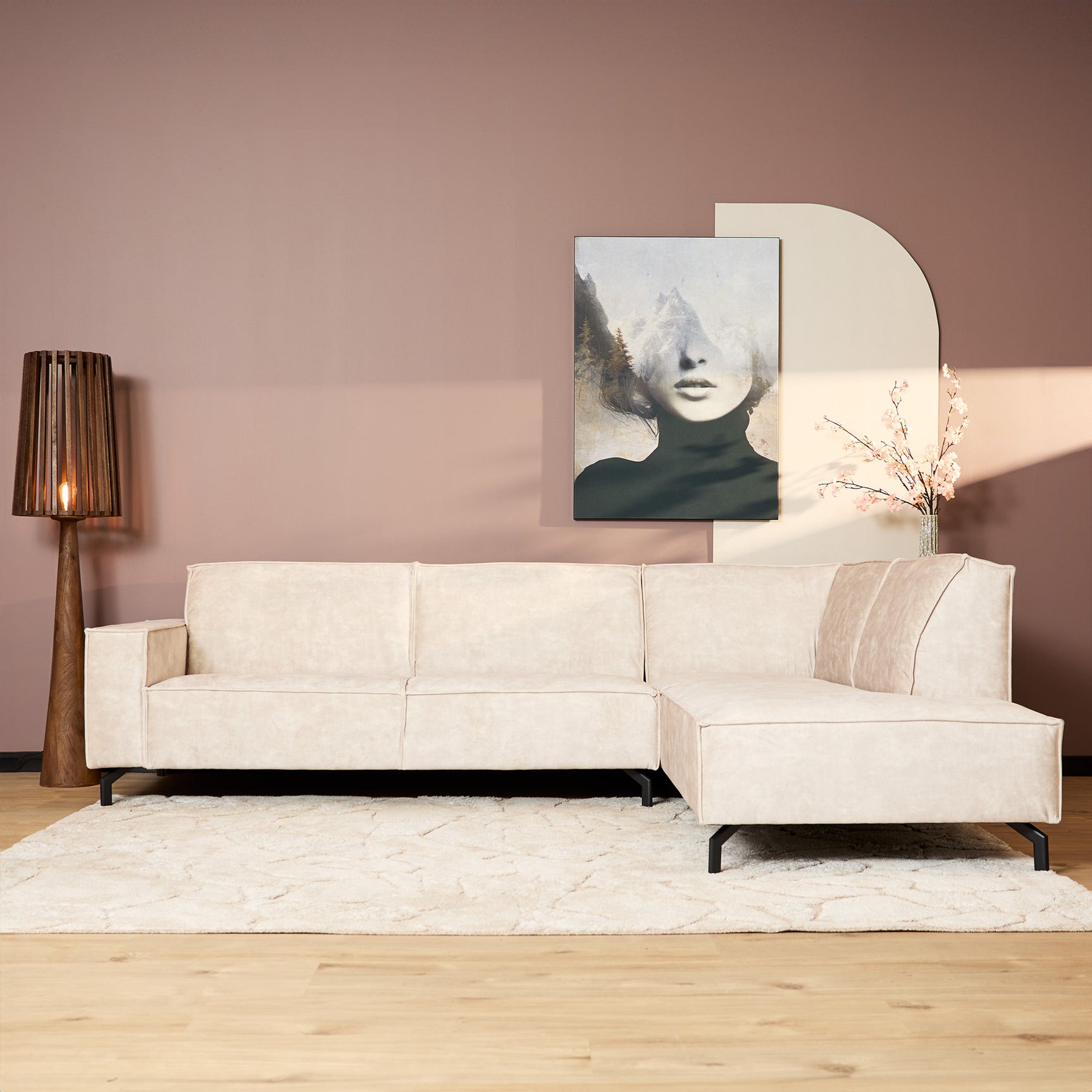 Beige fluwelen hoekbank met chaise rechts, rechte zitting en hoge rug